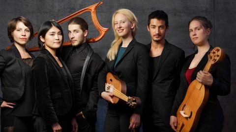 Musiker vom "Sollazzo Ensemble" stehen mit ihren Instrumenten wie Harfe und Gambe um die künstlerische Leiterin Anna Danilevskaia.