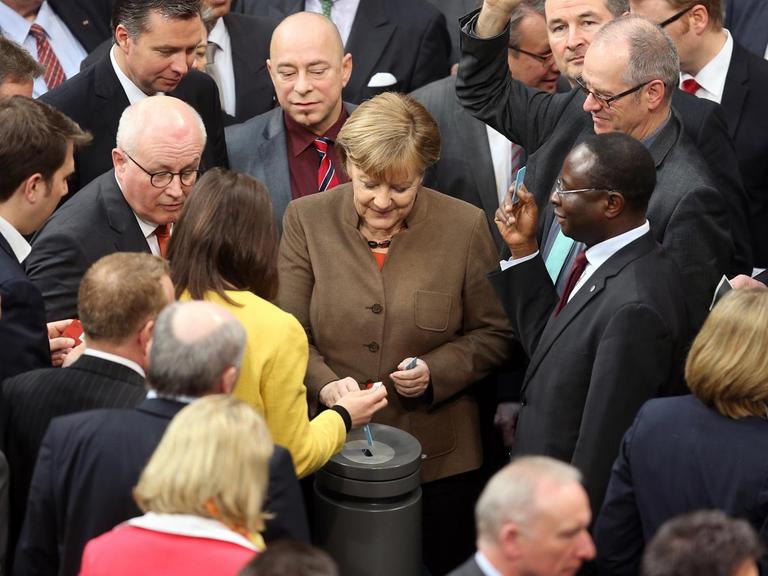 Bundeskanzlerin Angela Merkel (CDU) und Parlamentarier des Deutschen Bundestages stimmen über das Asylpaket II ab.