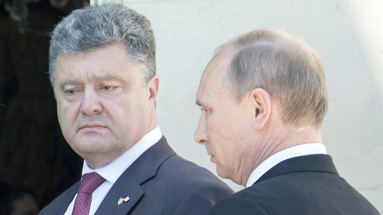 Der damalige ukrainische Staatschef Petro Poroschenko (links) und der russische Präsident Wladimir Putin am 06.06.2014 im Schloss von Bénouville.