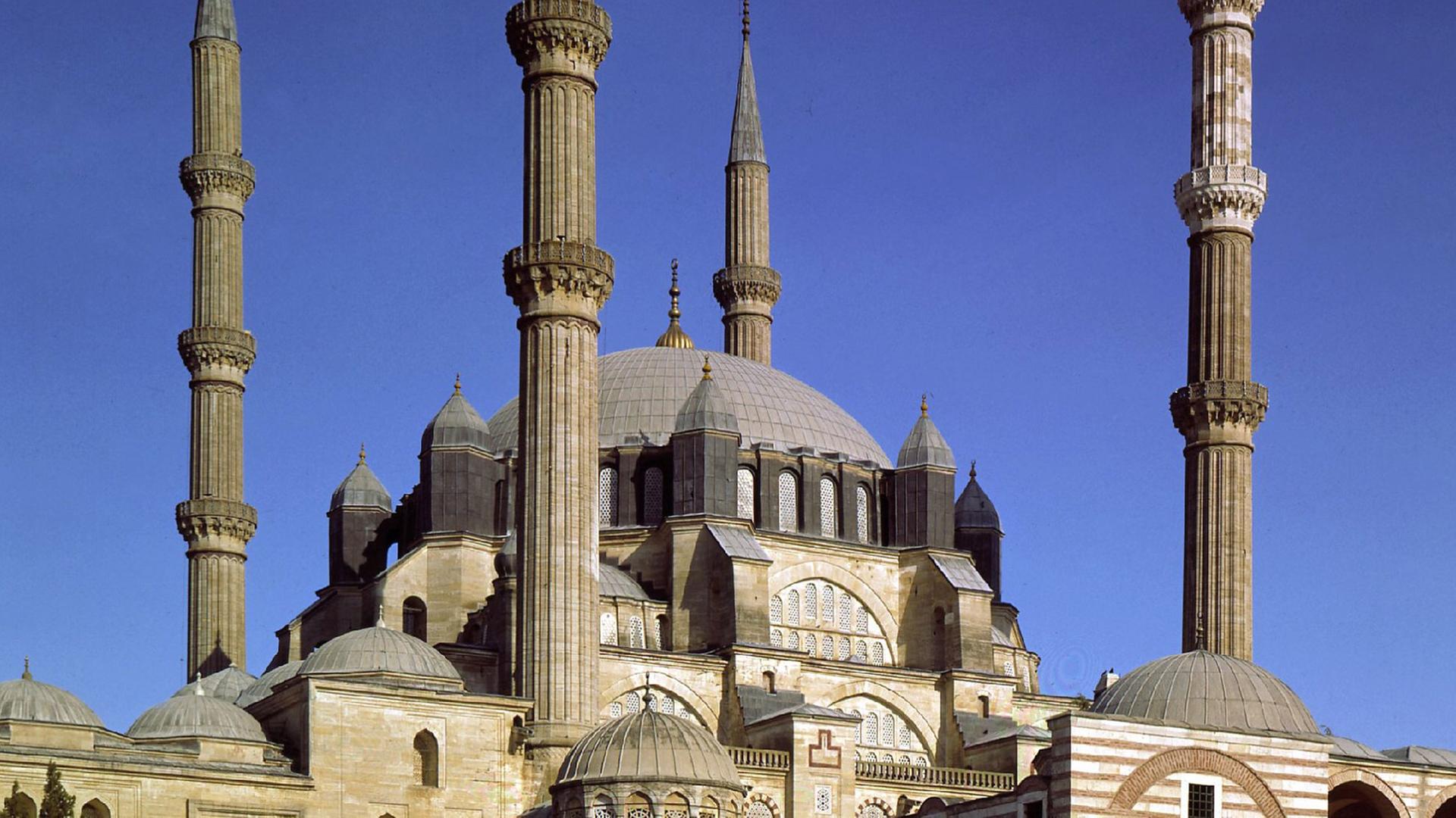 Die große Kaisermoschee von Edirne mit vier Minaretten.
