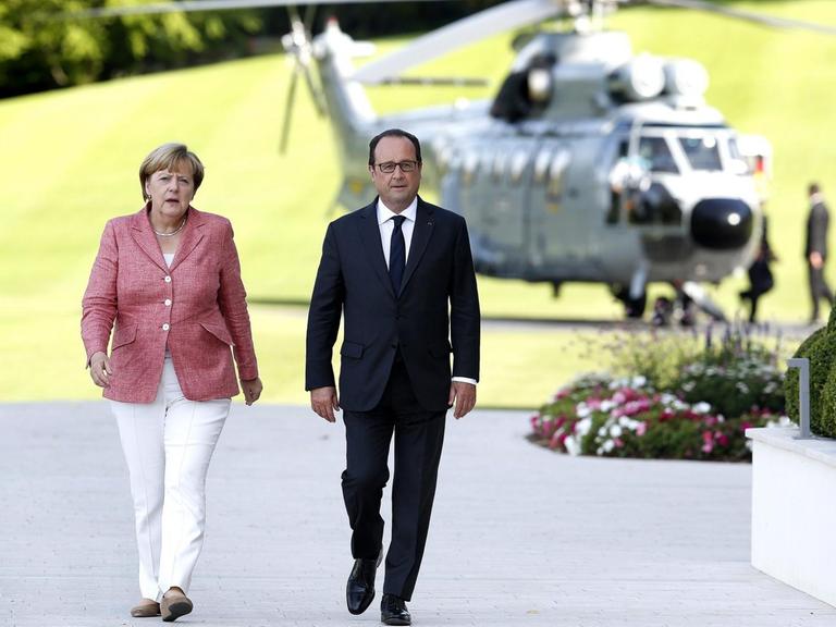 epa05520417 German Chancellor Angela Merkel (L) and French President Francois Hollande (R) arrive at the 25th Evian Franco-German meeting in Evian-les-Bains, France, 02 September 2016. EPA/SEBASTIEN NOGIER |