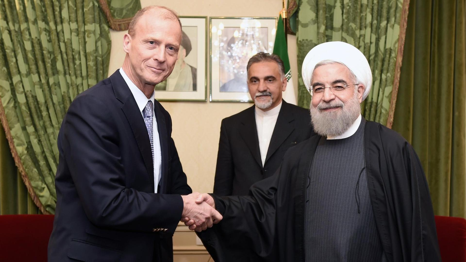 Airbus-CEO Thomas Enders mit Irans Präsident Hassan Rohani in Paris.