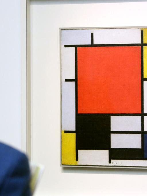 Das Bild "Komposition mit Linien und Farben III" von Piet Mondrian hängt am 30.01.2014 im Museum Bucerius Kunst Forum in Hamburg in der Ausstellung "Mondrian. Farbe". Die Ausstellung ist vom 01.02.2014 bis zum 11.05.2014 für Besucher geöffnet.