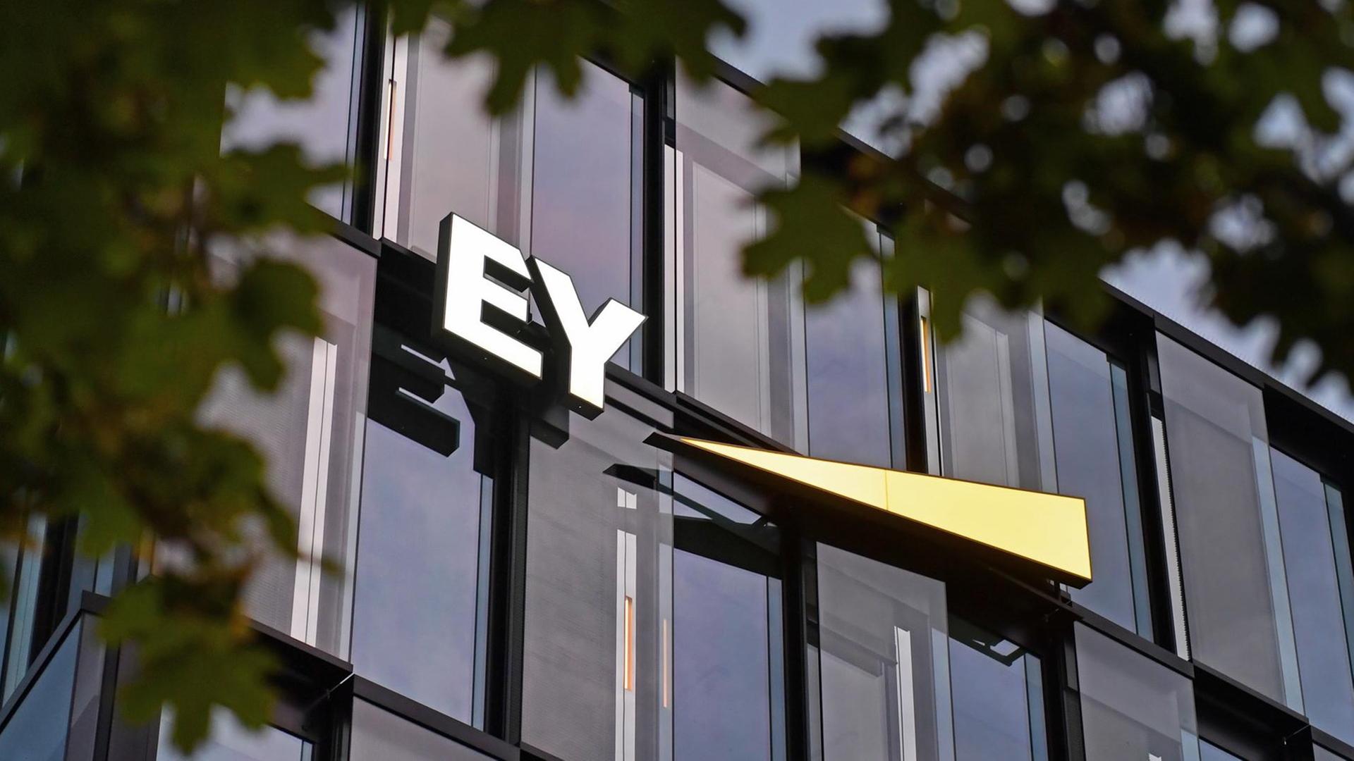 Außenansicht des Bürogebäudes von Ernst &Young im München mit dem Schriftszug EY