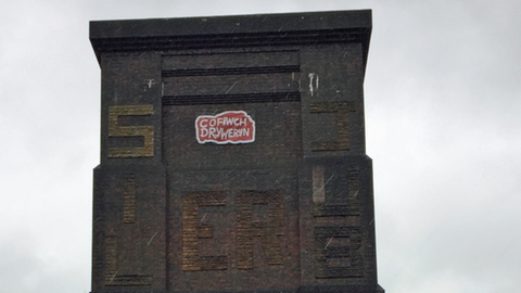 Der Slogan "Cofiwch Dryweryn" als Grafitti auf einem Steingebäude in Wales