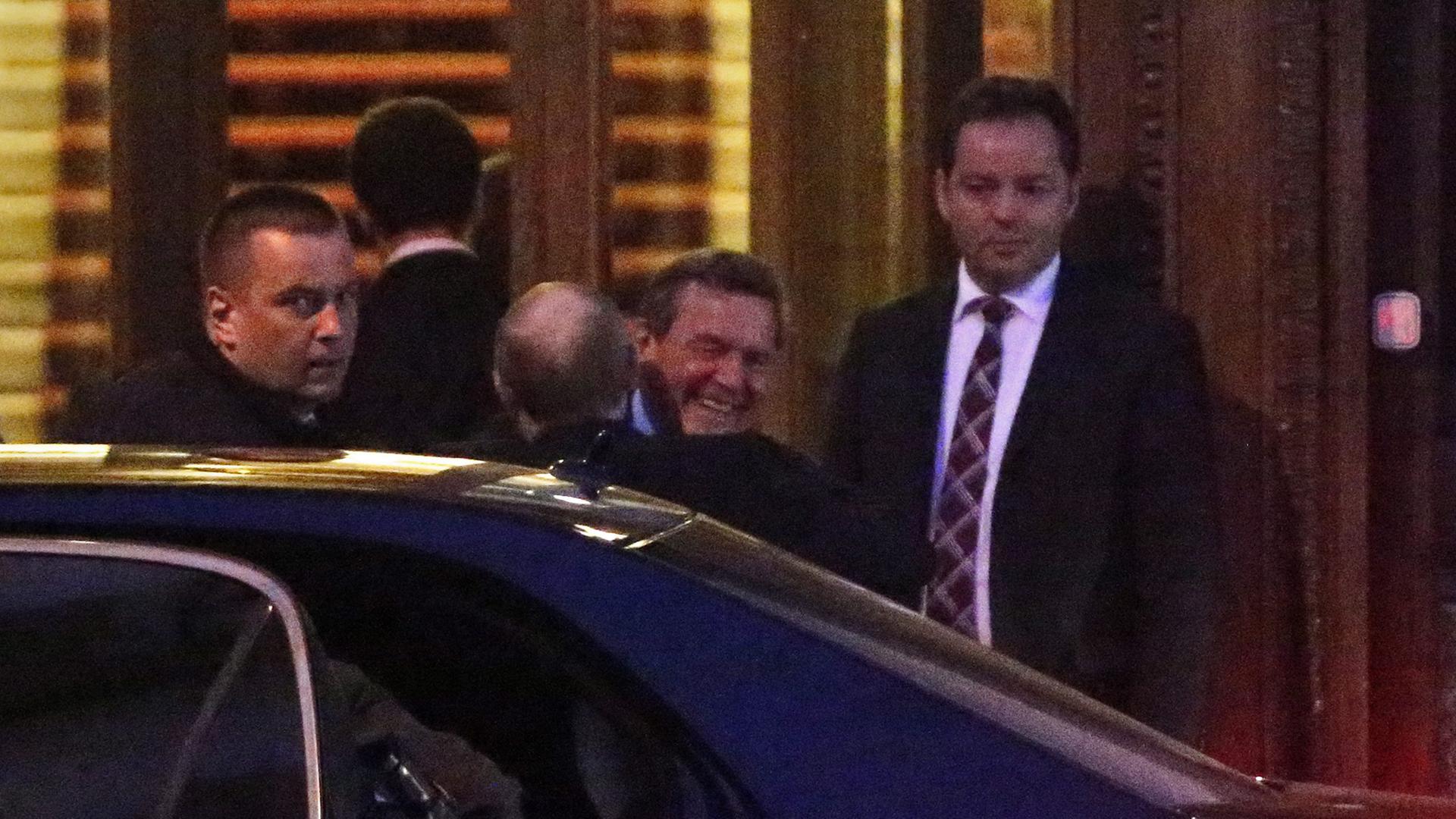 Altkanzler Gerhard Schröder begrüßt Kremlchef Wladimir Putin