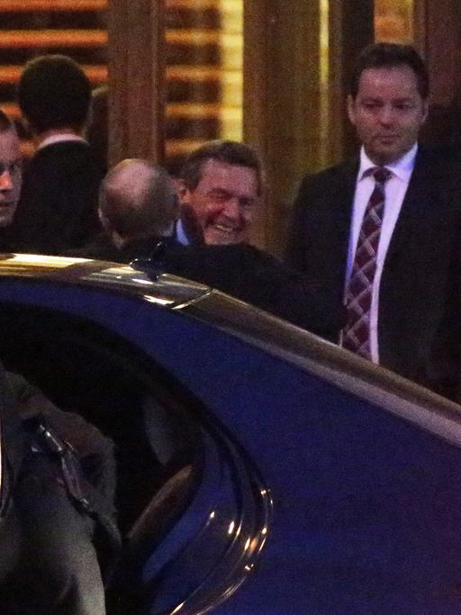 Altkanzler Gerhard Schröder begrüßt Kremlchef Wladimir Putin