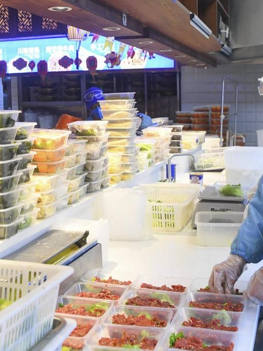 Restaurantmitarbeiter in China bereitet Essens-Lieferung vor.