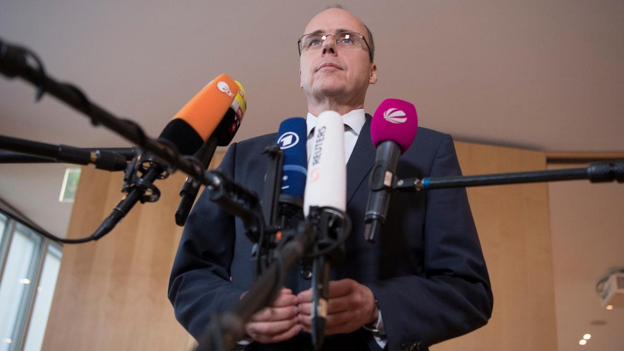 19.12.2018, Hessen, Wiesbaden: Peter Beuth (CDU), Innenminister von Hessen, gibt nach der Sitzung des Innenausschusses ein Statement ab. Die Ermittlungen gegen ein mutmaßlich rechtsextremes Netzwerk in der Frankfurter Polizei beschäftigen an diesem Mittwoch den Innenausschuss des hessischen Landtags. Foto: Boris Roessler/dpa | Verwendung weltweit