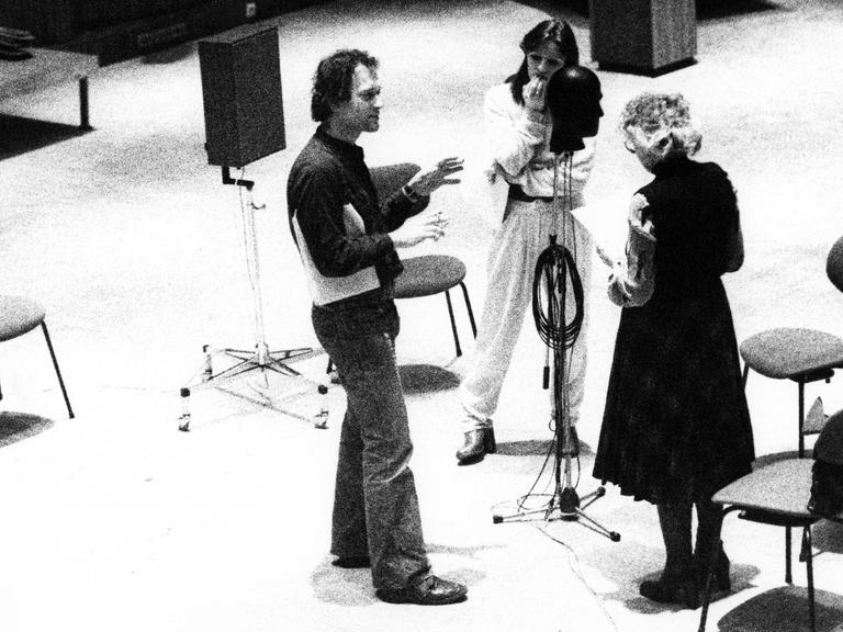 Regisseur Ulrich Gerhardt (l.) 1979 bei der Kunstkopf-Produktion "Die Akademie"