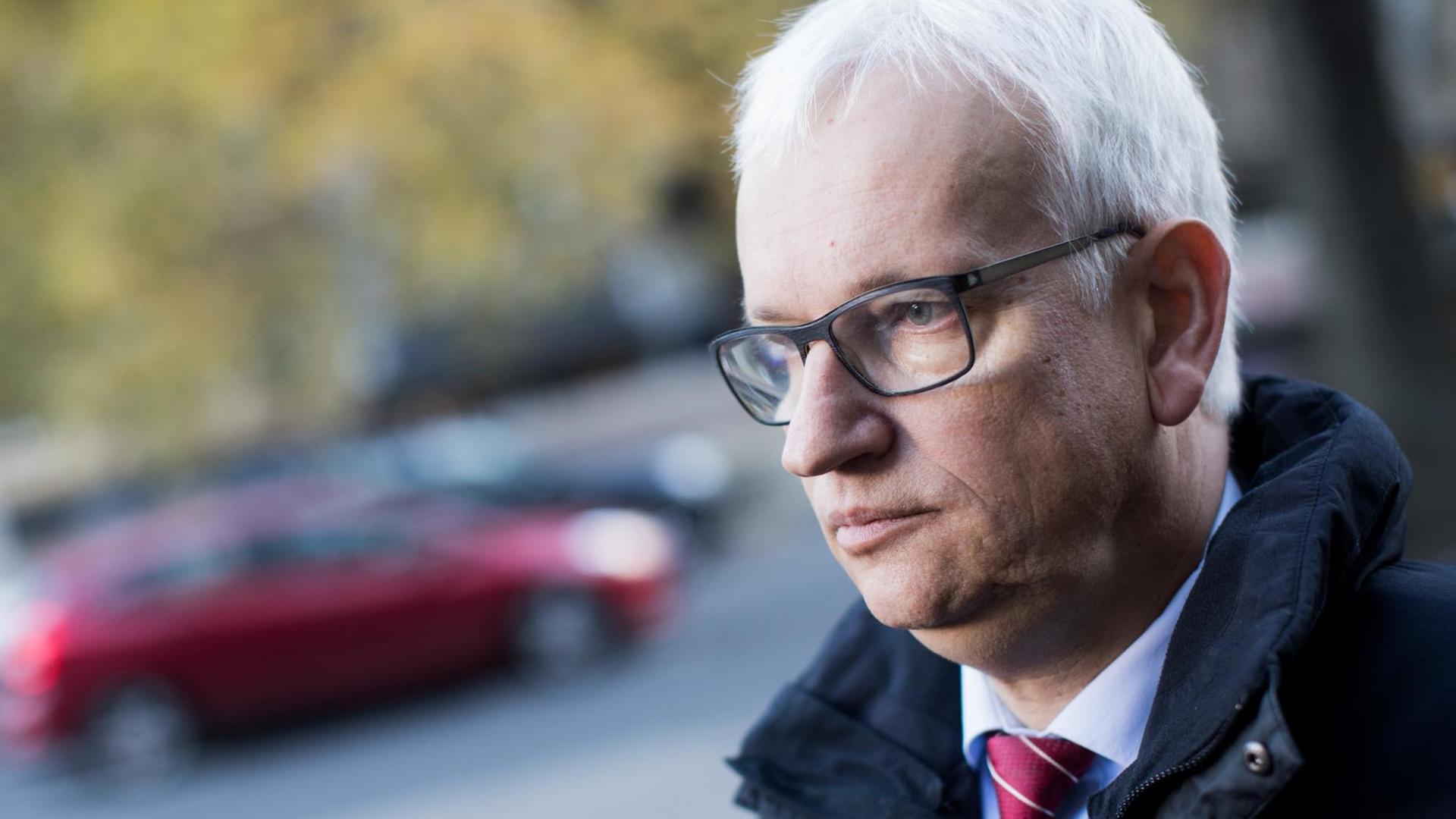 Jürgen Resch, der Bundesgeschäftsführer der Deutschen Umwelthilfe (DUH), steht vor dem Verwaltungsgericht. Hier wird eine Klage der Deutschen Umwelthilfe (DUH) auf Diesel-Fahrverbote in Köln und Bonn verhandelt.