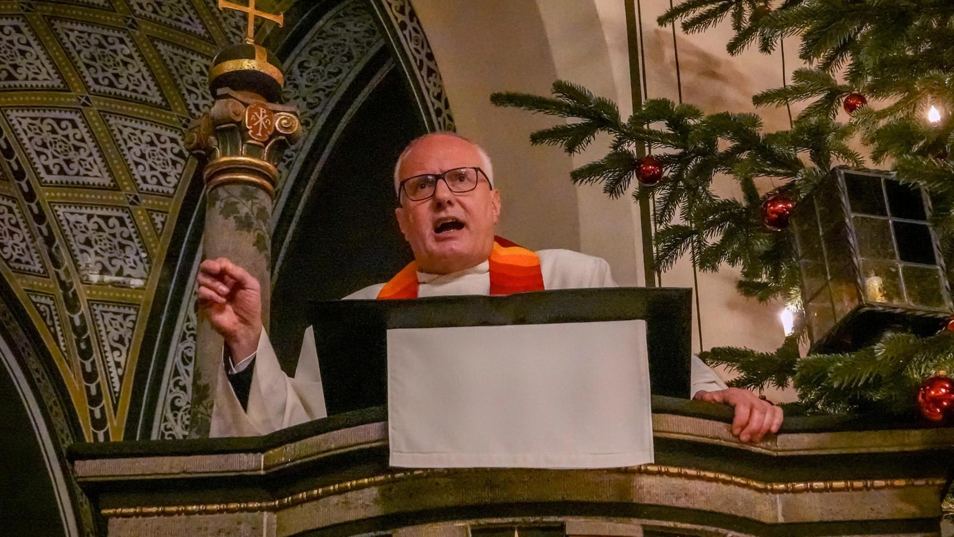 Pfarrer Steffen Reiche während seiner vieldiskutierten Predigt an Weihnachten 2017 in Berlin-Nikolassee