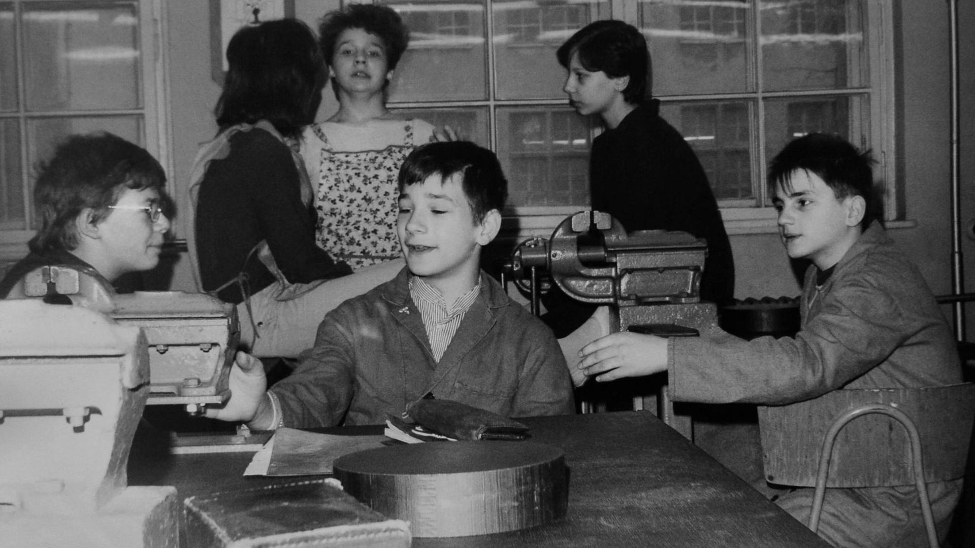 Schulalltag in der DDR - Schüler während des Unterrichtsfach 'Produktive Arbeit' (praktische und theoretische Arbeiten in verschiedenen Betrieben in der DDR als Berufsvorbereitung) in einem Betrieb in Ost-Berlin um 1985.