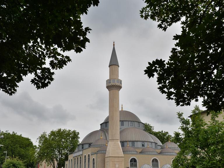 Die DITIB-Merkez-Moschee in Duisburg-Marxloh bei bewölktem Himmel.