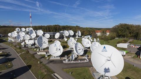 Satelitten-Anlage der Société Européenne des Satellites (SES) auf Schloss Betzdorf in Luxemburg