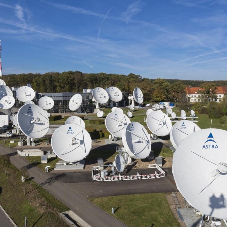 Satelitten-Anlage der Société Européenne des Satellites (SES) auf Schloss Betzdorf in Luxemburg