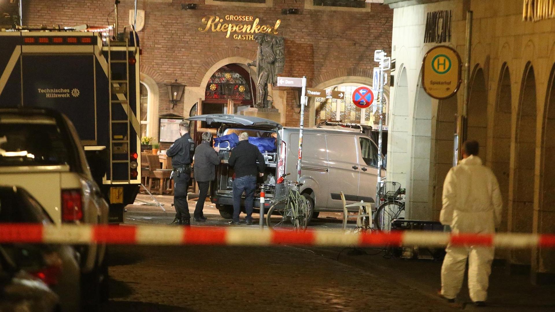 Bestatter verladen vor dem Restaurant "Kiepenkerl" in Münster einen Leichnam in ein Fahrzeug.
