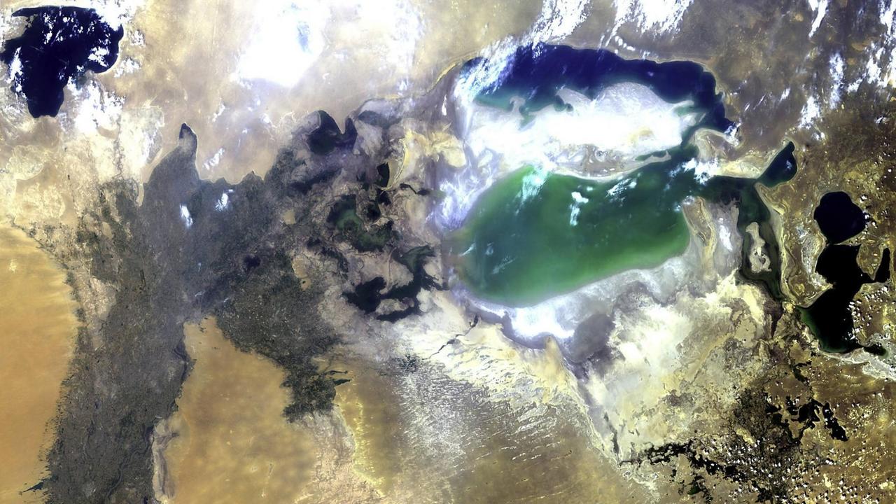 Satellitenaufnahme von Teilen Zentralasiens und des Aralsees im Gebiet von Kasachstan und Usbekistan.