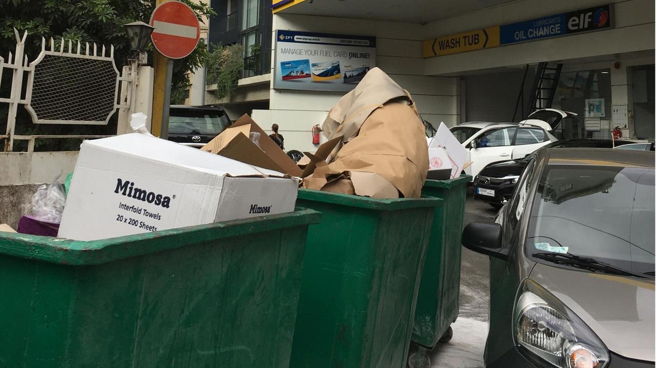 Grüne Müll-Container in der libanesischen Hauptstadt Beirut mit viel Pappe.