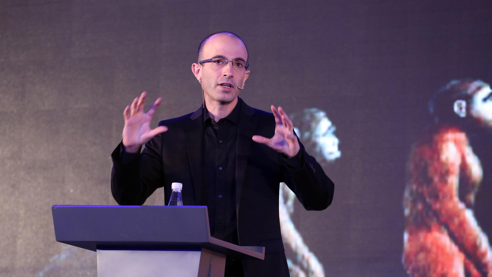 Der israelische Historiker Yuval Harari spricht über Künstliche Intelligenz, aufgenommen in Peking im Jahr 2017