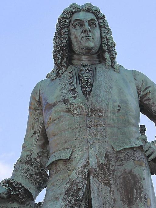 Die Statue des Komponisten Georg Friedrich Händel in Halle an der Saale.
