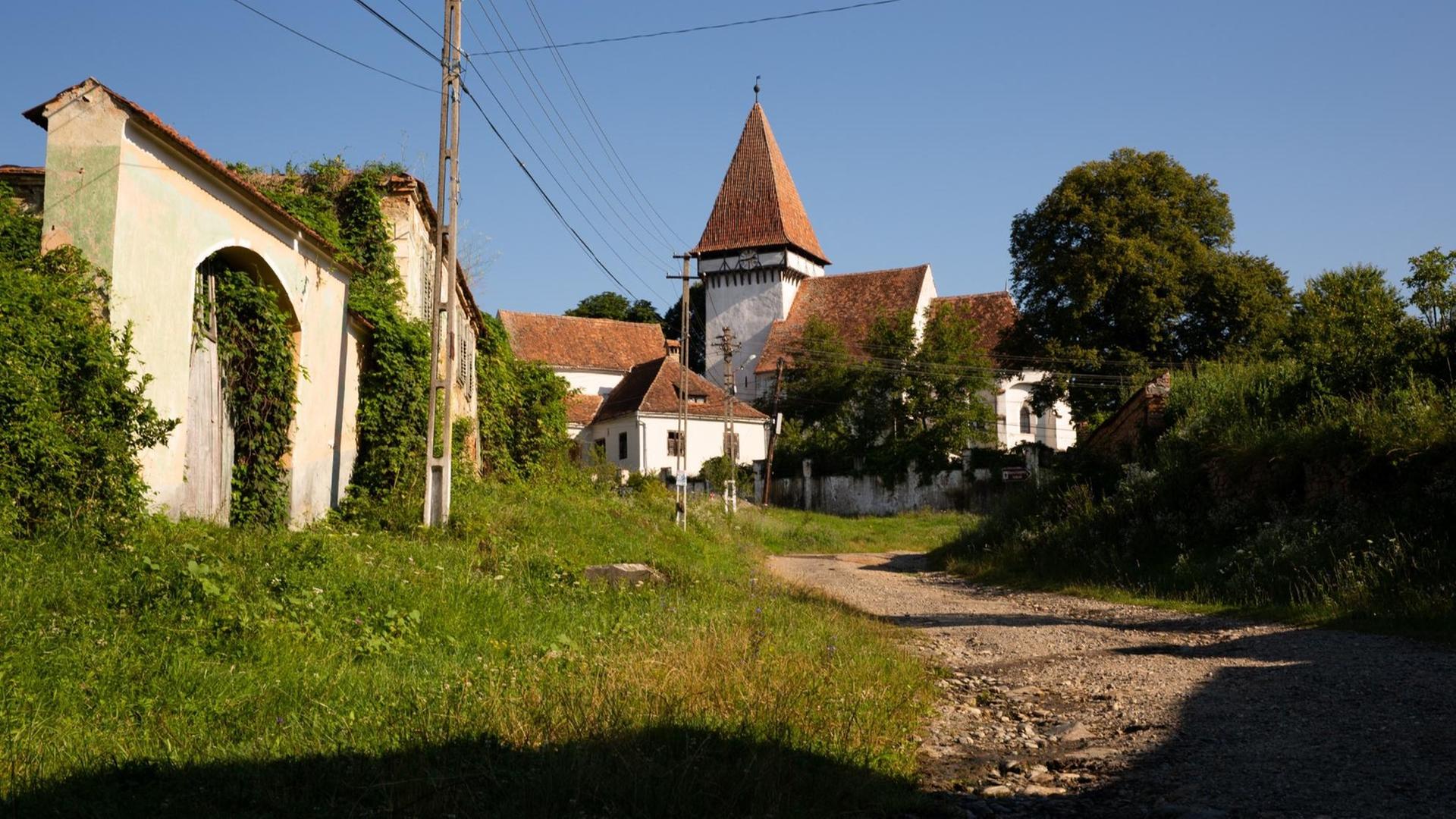 Blick auf die Kirche von Somartin, einst ein siebenbürgisch-sächsischer Ort