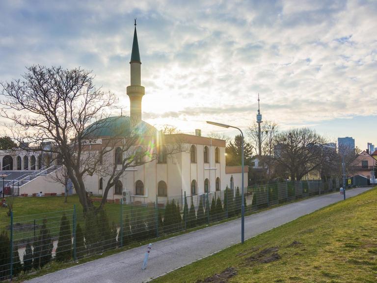 Die Sonne steht hinter dem Islamischen Zentrum in Wien.