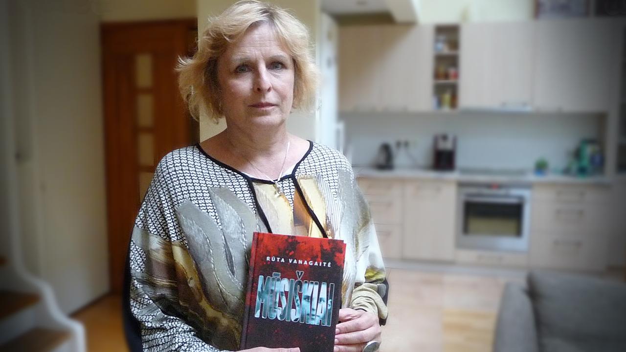 Frau im Halbportrait mit einem Buch in ihren Händen