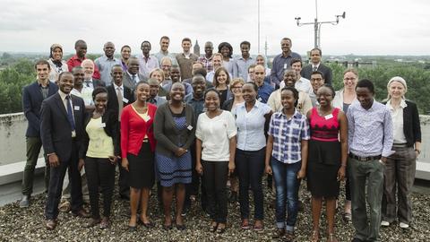 Gruppenfoto des ersten Studienjahrgangs des Instituts für Wasser- und Energiewissenschaften der Panafrikanischen Universität