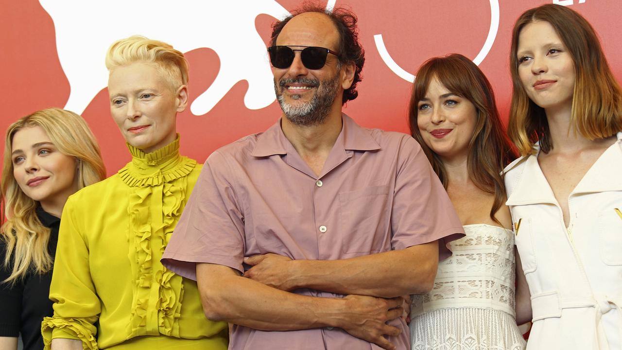 Regisseur Luca Guadagnino (M.) mit seinen Darstellerinnen (v.l.) Chloe Grace Moretz, Tilda Swinton, Dakota Johnson und Mia Goth beim Fototermin von "Suspiria" am 1.9.2018 während der 75. Internationalen Filmfestspiele von Venedig