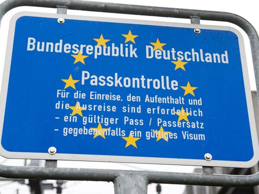 Ein Schild das auf die Passkontrolle bei der Einreise in die Bundesrepublik Deutschland hinweist, aufgenommen am 04.11.2010 an der Hafeneinfahrt des Hafen Anklam im Landkreis Ostvorpommern. Foto:Stefan Sauer