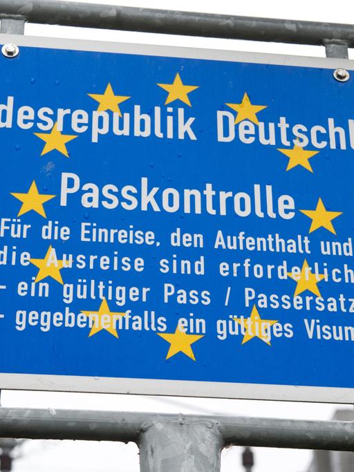 Ein Schild das auf die Passkontrolle bei der Einreise in die Bundesrepublik Deutschland hinweist, aufgenommen am 04.11.2010 an der Hafeneinfahrt des Hafen Anklam im Landkreis Ostvorpommern. Foto:Stefan Sauer