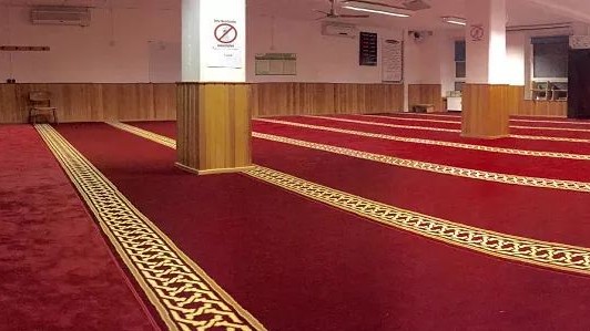 Der Gebetsraum der Hamburger El-Iman-Moschee steht wegen der Coronapandemie seit Wochen leer. An einer Säule hängt ein Schild mit Hinweisen für die bevorstehende Öffnung unter Sicherheitsauflagen.