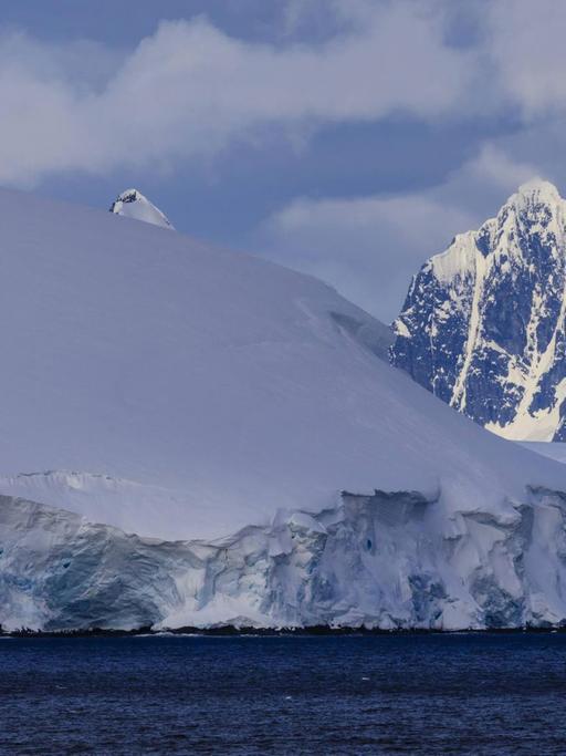 Gletschereis und neblige Berge auf der Bismarck-Straße in der Antarktis
