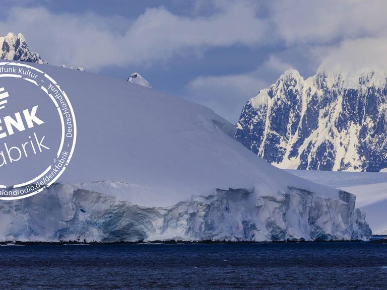 Gletschereis und neblige Berge auf der Bismarck-Straße in der Antarktis