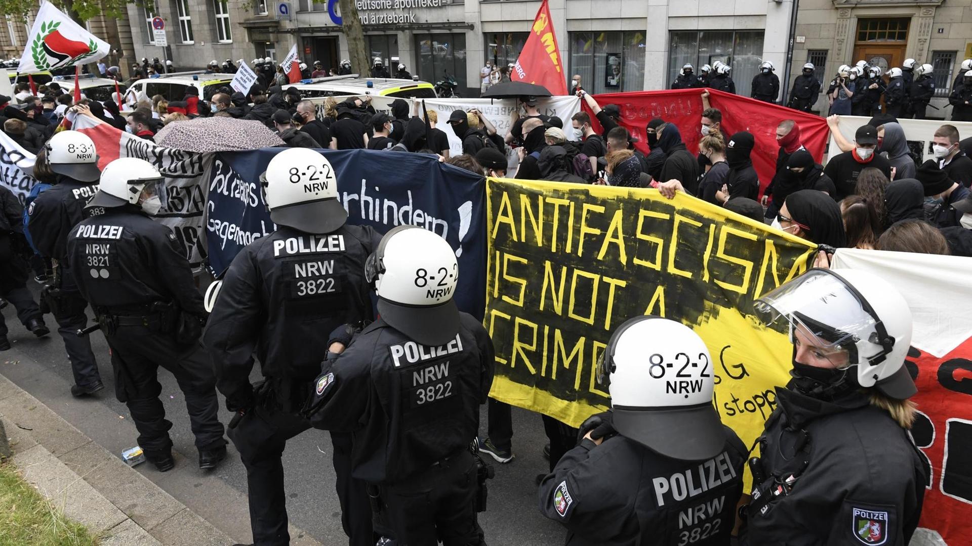 26.06.2021, Nordrhein-Westfalen, Düsseldorf: Polizisten begleiten einen Protestzug gegen das geplante Versammlungsgesetz für Nordrhein-Westfalen.