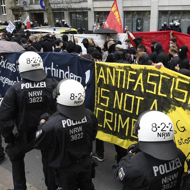 26.06.2021, Nordrhein-Westfalen, Düsseldorf: Polizisten begleiten einen Protestzug gegen das geplante Versammlungsgesetz für Nordrhein-Westfalen. 