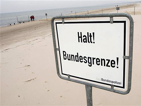 Ein Schild "Halt! Bundesgrenze!" an der deutsch-polnischen Grenze am Strand von Ahlbeck, Insel Usedom.