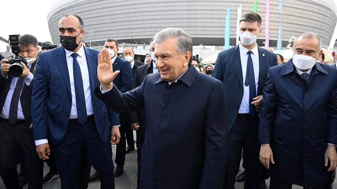 Usbekistans Präsident Shavkat Mirziyoyev hebt die Hand zum Gruß