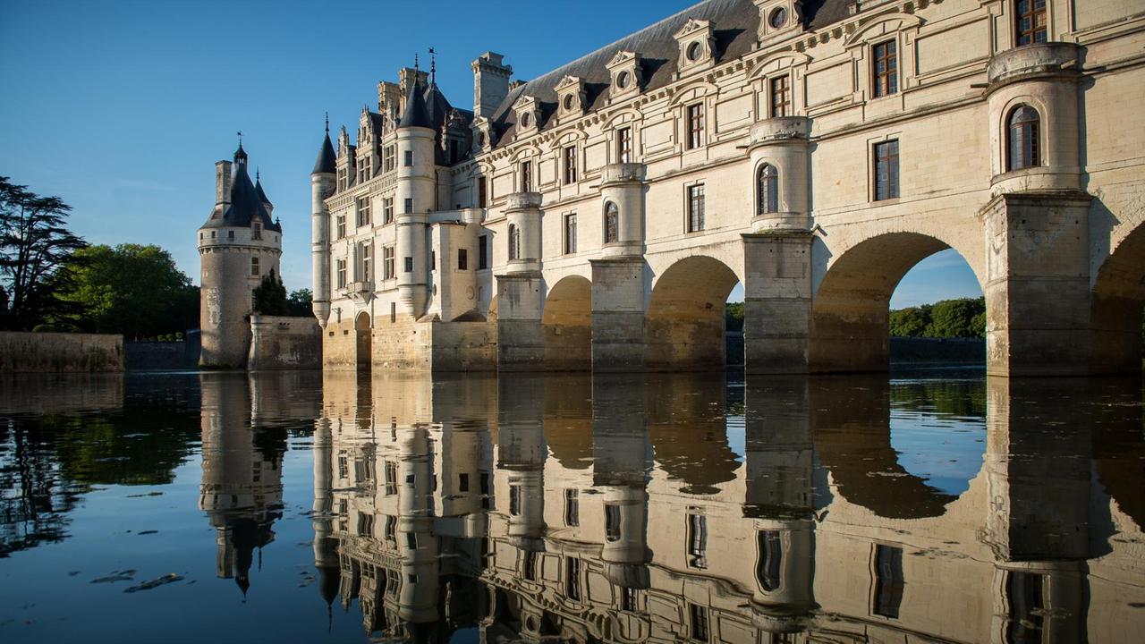 Eine Schlossanlage über einem Fluss