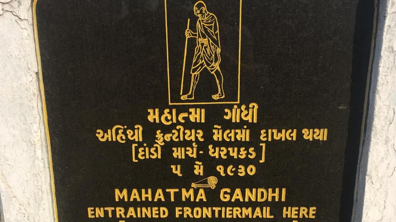 Eine Gedenktafel in Gujarat, von hier wurde Gandhi in einen Schnellzug verfrachtet, weil er sich gegen das Salzmonopol der Briten aufgelehnt hatte.