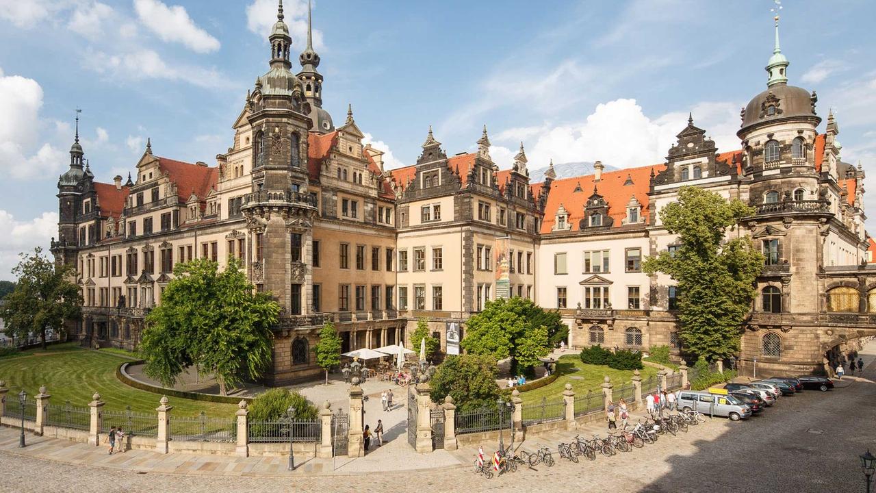 Das Foto zeigt die Außenansicht des Residenzschlosses Dresden.