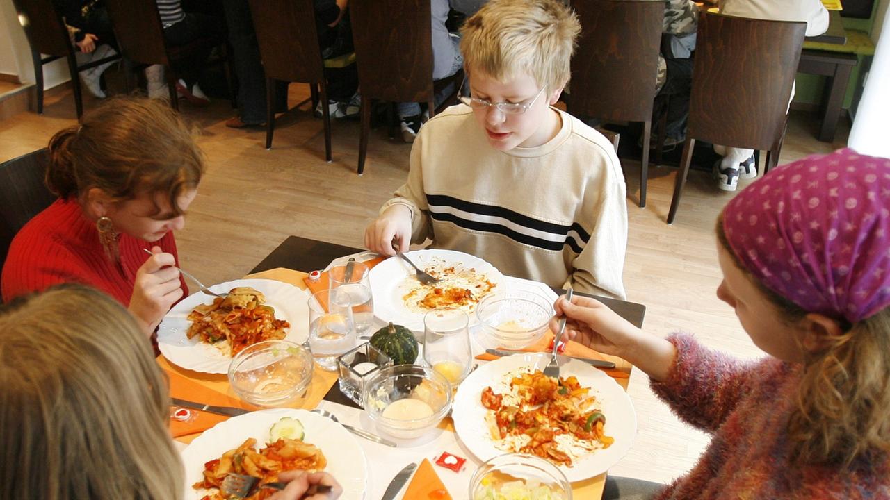 Kinder und Jugendliche essen in der Kinderküche in Hildesheim.