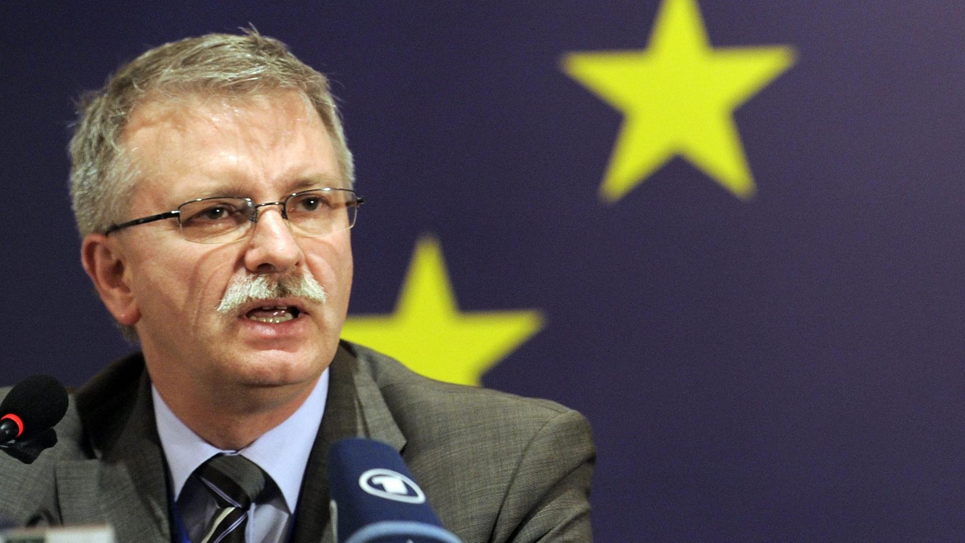 Der Abgeordnete im Europaparlament, Michael Gahler, vor einem blauen Hintergrund mit den europäischen Sternen