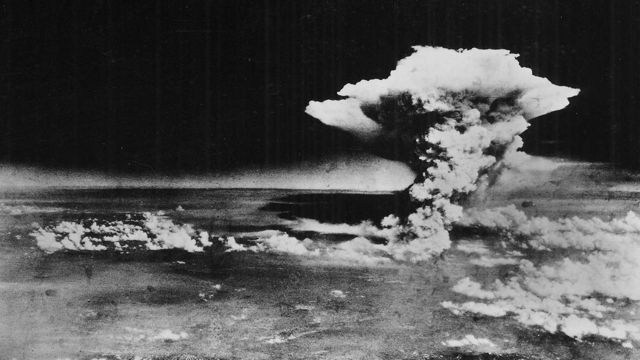 Schwarz-Weiß-Foto vom Atompilz über Hiroshima, aufgenommen kurz nach dem Abwurf der Atombombe am 6. August 1945