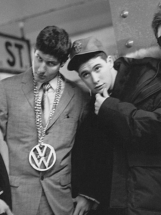 The Beastie Boys auf einer alten sw-Aufnahme in typischer Hip-Hop-Pose fotografiert in der U-Bahnstation West 42nd Street/Times Square in New York 1986. Von links nach rechts: Michael Diamond (alias Mike D), Adam Horovitz (auch als Ad-Rock bekannt) und Adam Yauch (alias MCA, 1964-2012).