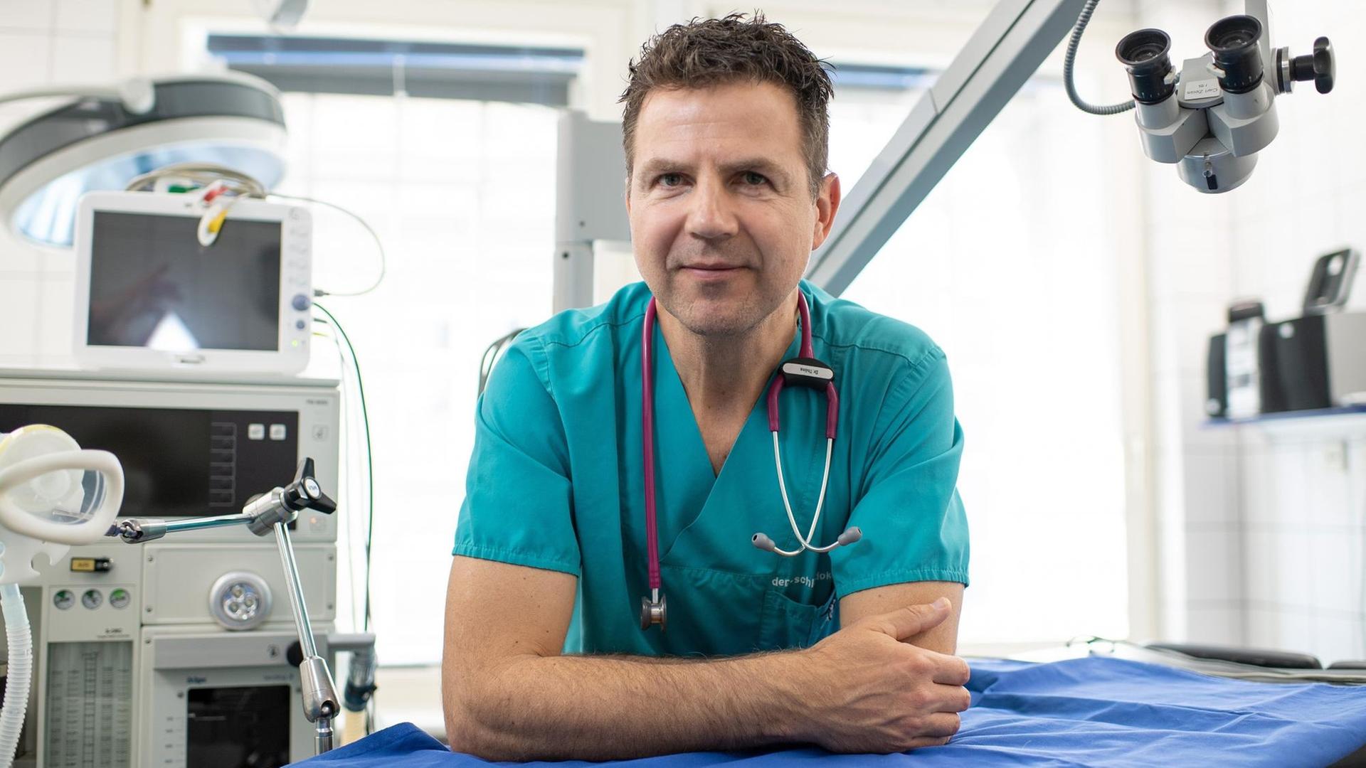 Matthias Thöns, Palliativmediziner, aufgenommen in seiner Praxis