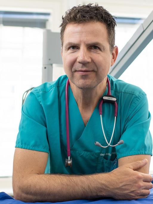 Matthias Thöns, Palliativmediziner, aufgenommen in seiner Praxis