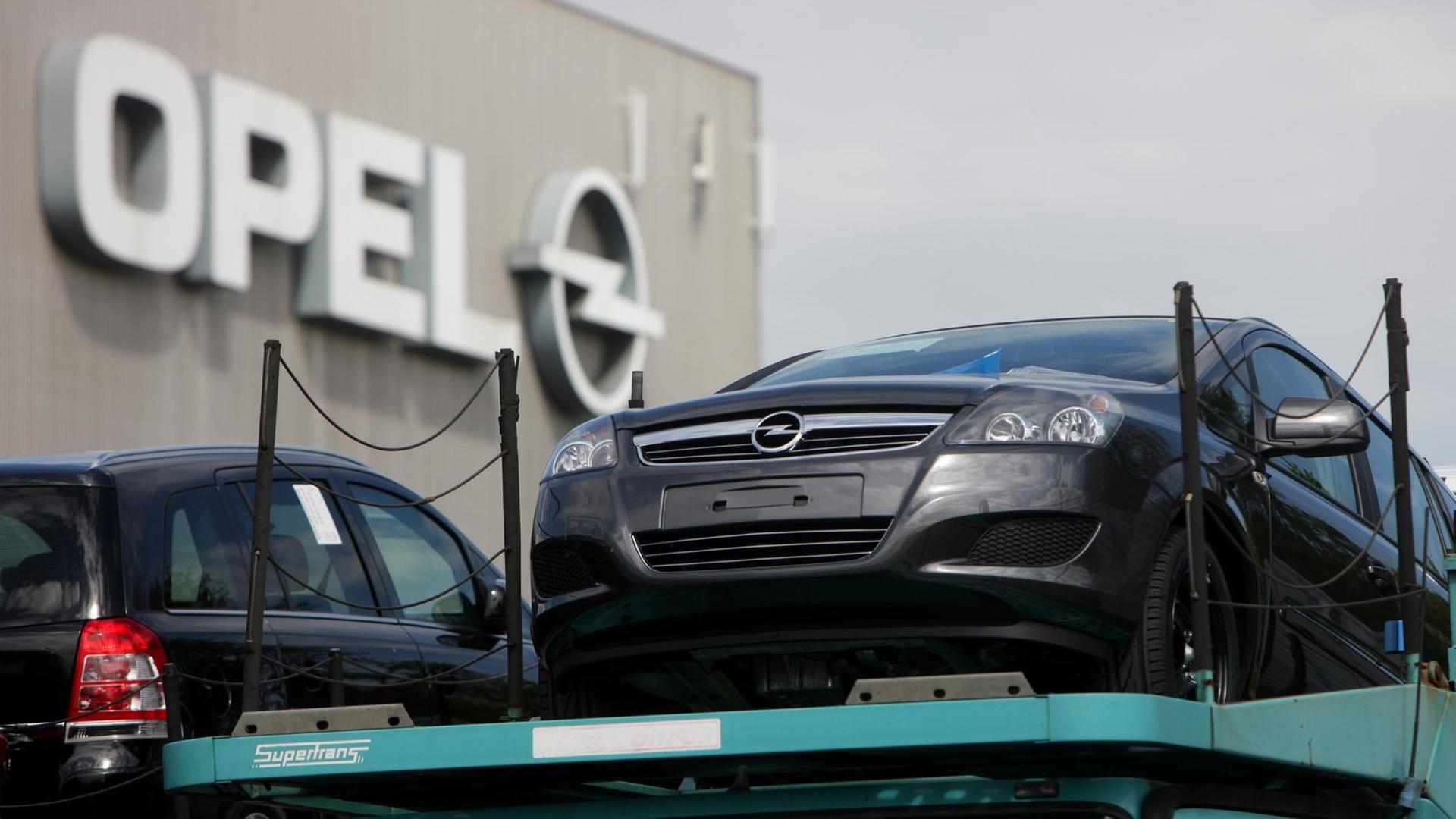 Fahrzeuge vom Typ Zafira werden am Freitag (18.05.2012) im Opel Werk in Bochum verladen. Opel baut das Erfolgsmodell Astra k