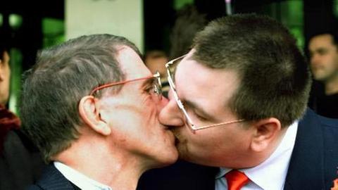 Ein schwules Paar küsst sich: Die steuerliche Gleichstellung wird bald vor dem Bundesverfassungsgericht behandelt.